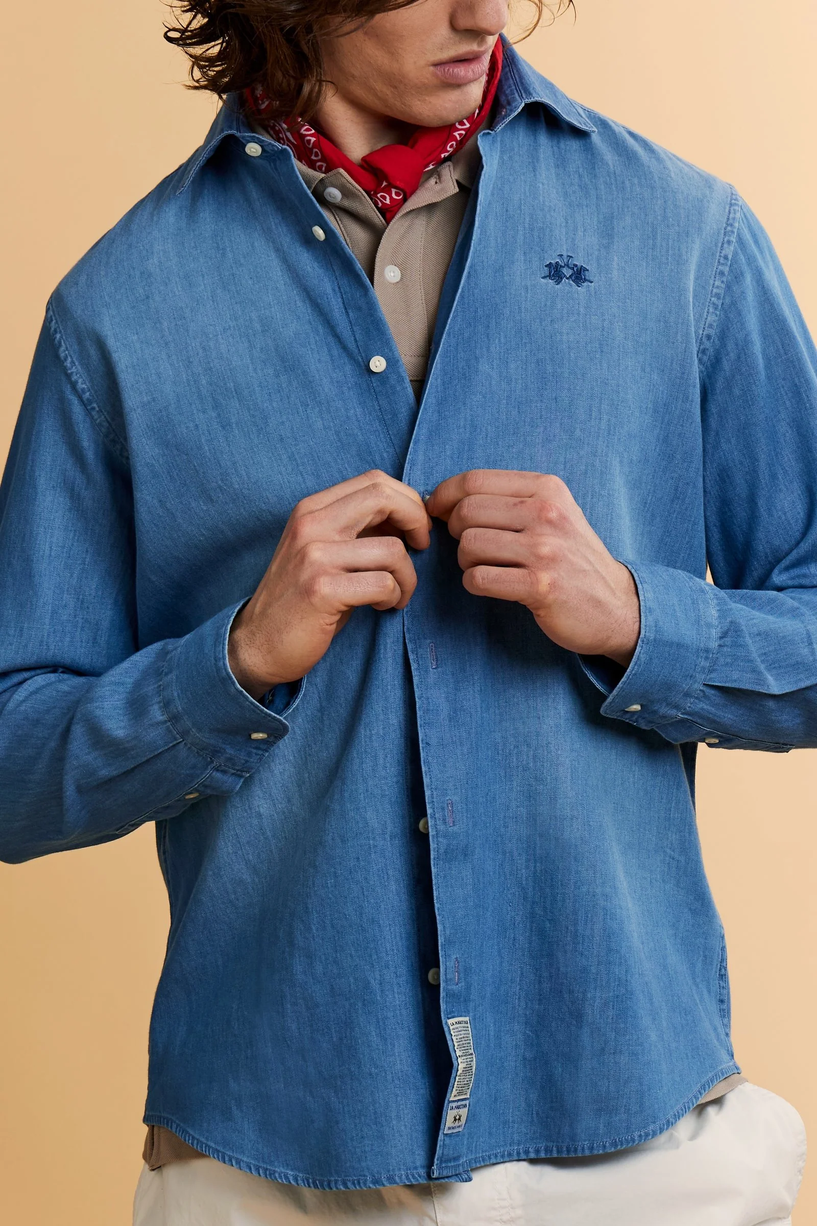 Hemd aus leichtem Denim in normaler Passform – Innocent - Image 3
